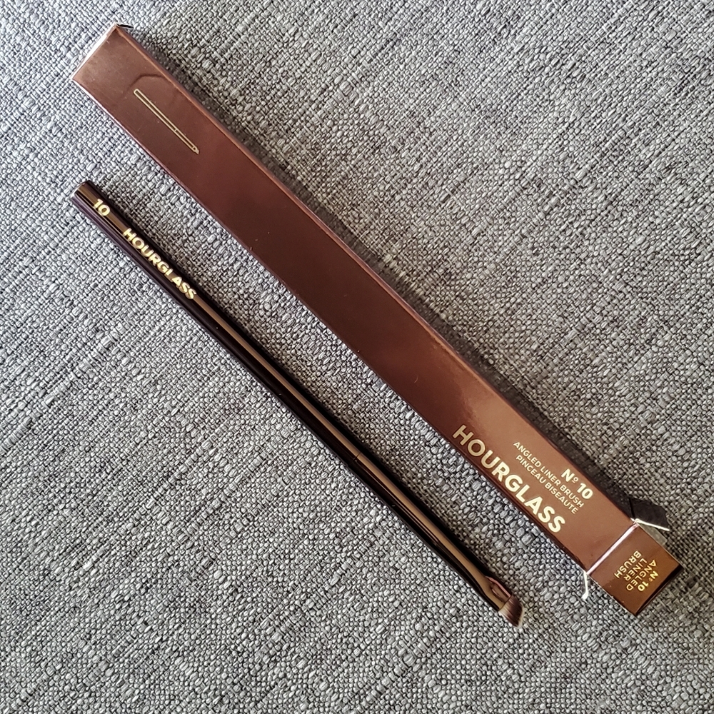 Hourglass Nº10 Angled Liner Brush